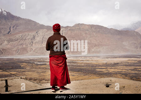 Tibetischen Mönch pilgernden Volk steht auf einer Klippe Diskit Kloster Tashi Galdan Chuling Gompa Blick in Hunder oder Hundar Dorf Nubra Tal tehsil Stockfoto