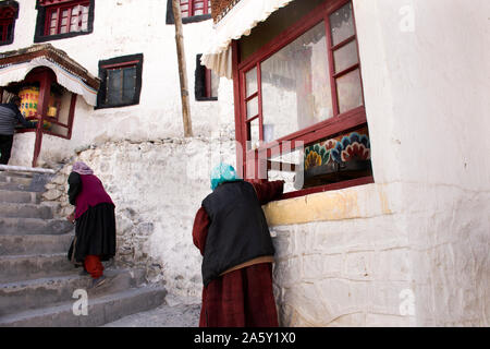 JAMMU, Kaschmir, Indien - 21. März: Tibetische Menschen laufen auf Stein Treppe Schritt bis zu Diskit Kloster Tashi Galdan Chuling Gompa von Nubra Tal von Leh La Stockfoto