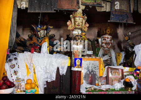 JAMMU, Kaschmir, Indien - 21. März: Statuen von Guardian Gottheiten, deren Köpfe für tibetische Reisende in Diskit Kloster Tashi Galdan Chuling Gompa in Leh Stockfoto