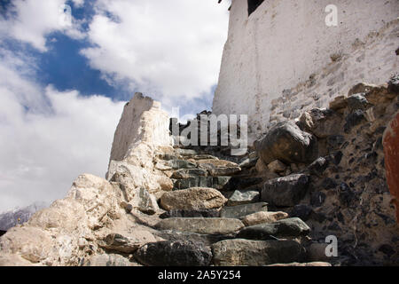 Steinerne Treppen Schritte Ansatz zu Diskit Kloster Tashi Galdan Chuling Gompa im Hunder oder tehsil Hundar Dorf Nubra Tal, während der Wintersaison ein Stockfoto