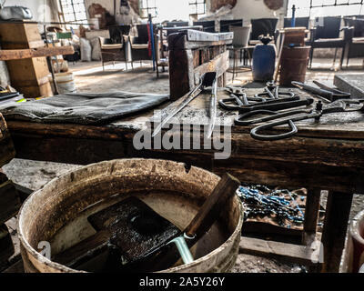 Italien, Veneto, Venedig, Murano, Glasbläserei aus Murano, ein Handwerker während der Handwerker arbeiten Glas in einem traditionellen Glashütte Stockfoto