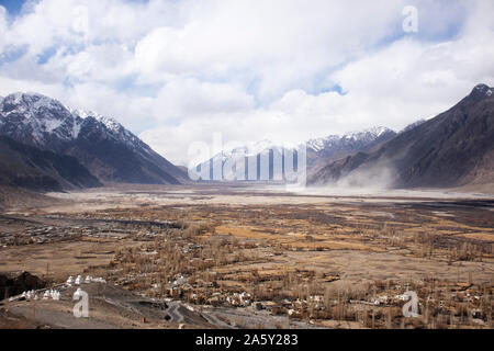 Anzeigen Landschaft mit Hunder oder tehsil Hundar Dorf im Nubra Tal, während der Wintersaison im Leh Ladakh in Jammu und Kaschmir, Indien Stockfoto