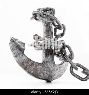 Rostiges Metall Anker und Kette isoliert auf weißem Hintergrund. 3D-Darstellung. Stockfoto