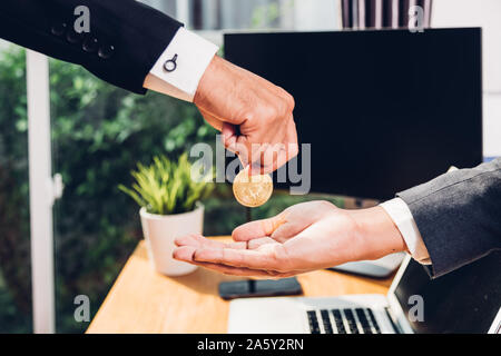 Münze bitcoin Business digitale Geld Finanzen elektronische an Hand business Mann im Büro Stockfoto