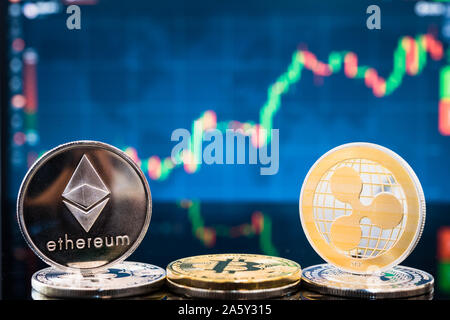 Business Bitcoin, des Astraleums und XRP Münzen Währung Finanzen Geld auf grafik hintergrund Stockfoto