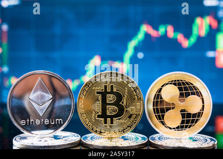 Business Bitcoin, des Astraleums und XRP Münzen Währung Finanzen Geld auf grafik hintergrund Stockfoto