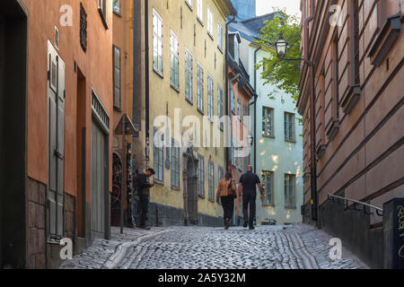 Altstadt von Stockholm, Rückansicht von Menschen zu Fuß entlang einer typischen gepflasterten Straße in der Gamla Stan (Altstadt) im Zentrum von Stockholm, Schweden. Stockfoto