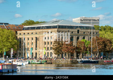 Arnolfini-Zentrum für zeitgenössische Kunst, Bristol, Somerset, England, Vereinigtes Königreich Stockfoto