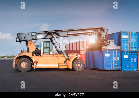 Stapler anheben Cargo Container in Versandlager Yard für Import, Export logistic Industrial Stockfoto