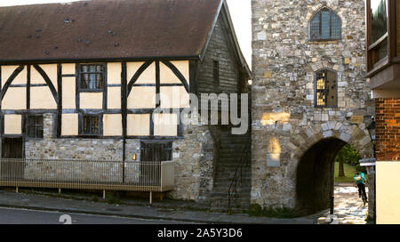 Tudor Händler Hall, Fachwerkhaus aus dem 14. Jahrhundert. . Westgate Halle und Westgate im alten mittelalterlichen Mauern von Southampton, Hampshire, Großbritannien Stockfoto