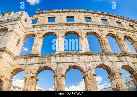 Antike römische Arena in Pula, Istrien, Kroatien, historischen Amphitheater in der breiten Ansicht von hohen Mauern auf blauen Himmel Hintergrund Stockfoto