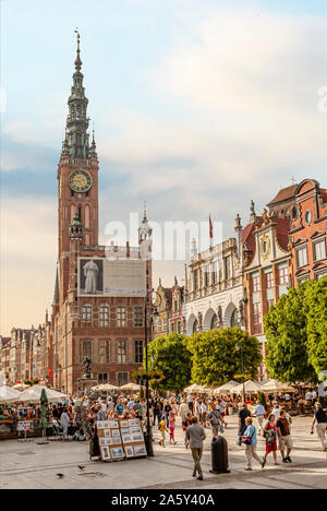 Touristen und Einheimische Shopping und Sightseeing am Langen Markt in der historischen Altstadt von der Hafenstadt Danzig in Polen Stockfoto