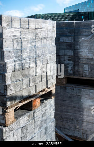 Kunststoff verpackte Ziegelsteine für den Bau. Reykjavik, Island. Stockfoto