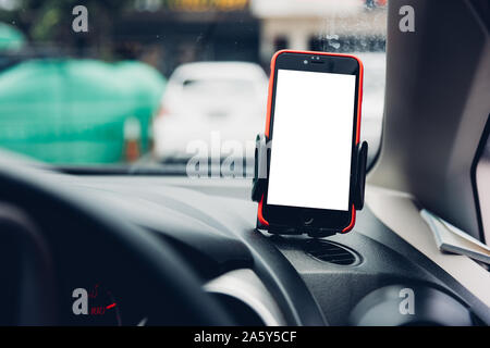 Halter Auto Handy GPS Navigation Karte Leerer weißer Bildschirm Stockfoto