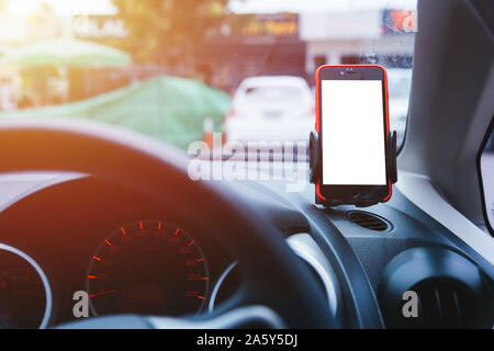 Halter Auto Handy GPS Navigation Karte Leerer weißer Bildschirm Stockfoto