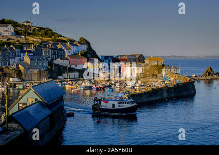 Hafen von Mevagissey Mevagissey St Austell Cornwall England im Abendlicht Stockfoto