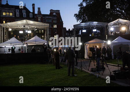 Medien- und TV-Moderatoren laufen auf das College Green mit Blick auf die Häuser des Parlaments vor dem 31. Oktober Brexit Stockfoto