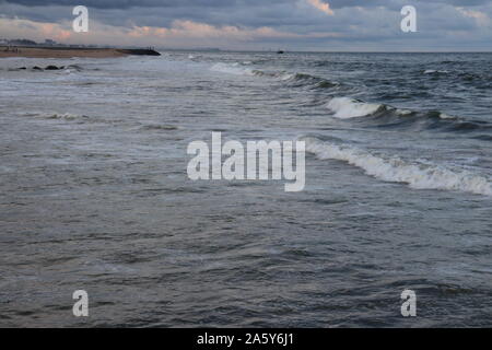 Leere tropischen Strand Hintergrund. Horizont mit Himmel und weißen Sand Stockfoto