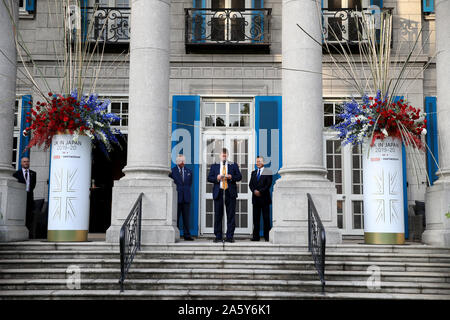 Der britische Botschafter Paul Madden mit dem Prinzen von Wales und Japans Stellvertretender Premierminister und Minister der Finanzen während der Rezeption des britischen Botschafters in der Residenz des Botschafters in Tokio, Japan. Stockfoto