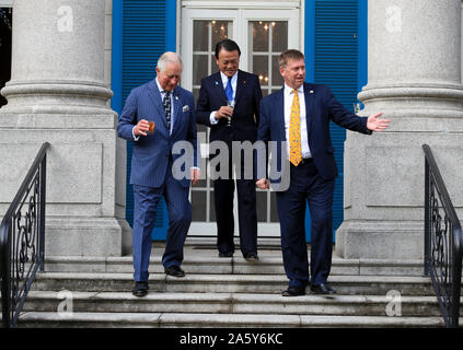 Der Prinz von Wales mit Japans Stellvertretender Premierminister und Minister der Finanzen Taro auch und der britische Botschafter Paul Madden während der Rezeption des britischen Botschafters in der Residenz des Botschafters in Tokio, Japan. Stockfoto