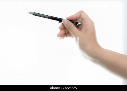 Hand ist schwarzer Stift bereit für Zeichnung auf weißem Hintergrund halten. Stockfoto