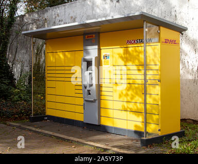 DHL-box, Sammlung, Paket Service Station, Deutschland/Mechenheim 22 10 2019 Stockfoto