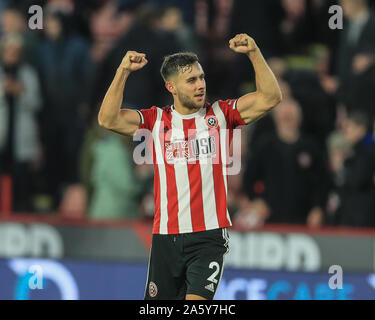 21. Oktober 2019, Bramall Lane, Sheffield, England; Premier League, Sheffield United v Arsenal: George Baldock (2) von Sheffield United begrüsst die Fans als Sheffield United Arsenal 1-0 Credit: Mark Cosgrove/News Bilder gewinnen Stockfoto