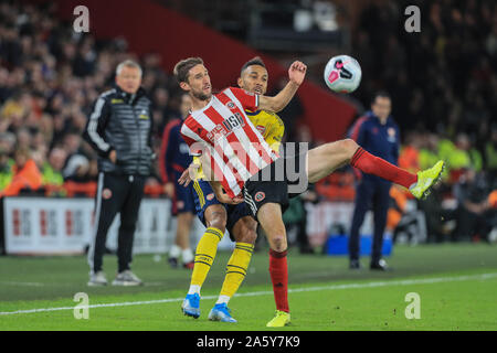 21. Oktober 2019, Bramall Lane, Sheffield, England; Premier League, Sheffield United v Arsenal: CHRIS Basham (6) von Sheffield United gewinnt die Kugel als Pierre-Emerick Aubameyang (14) von Arsenal druck Credit: Mark Cosgrove/News Bilder Stockfoto