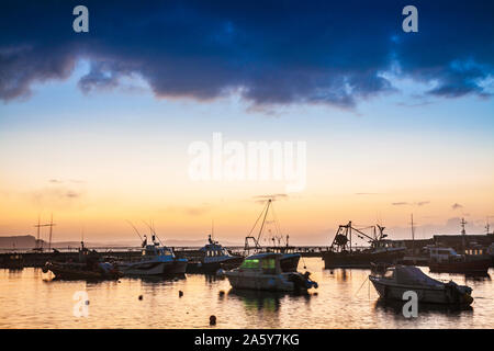 Sonnenaufgang über dem Hafen in Lyme Regis in Dorset, Großbritannien. Stockfoto