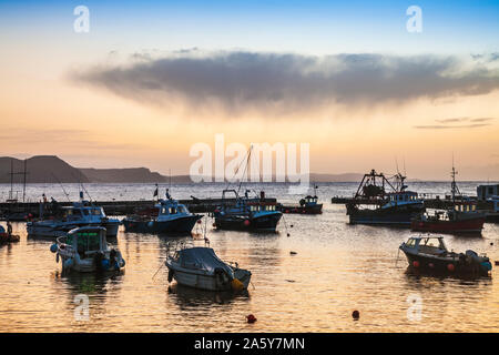 Sonnenaufgang über dem Hafen in Lyme Regis in Dorset, Großbritannien. Stockfoto