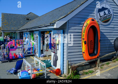 Mehrfarbige beach Shop mit Blick auf den Strand an der Bude Cornwall England Stockfoto