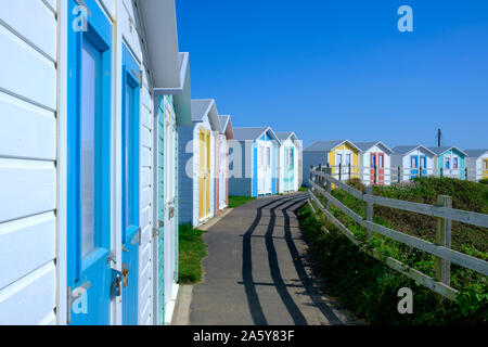 Mehrfarbige Umkleidekabinen am Strand mit Promenade mit Blick auf den Strand an der Bude Cornwall England Stockfoto