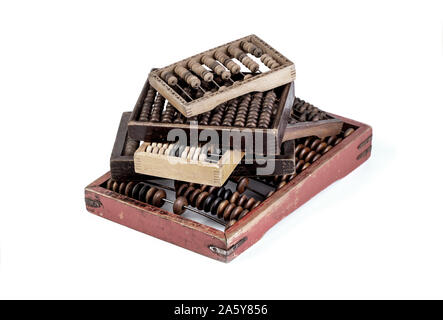 Alte hölzerne Abacus auf weißem Hintergrund Stockfoto