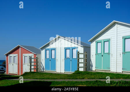 Mehrfarbige Strand Hütten mit Blick auf den Strand an der Bude Cornwall England Stockfoto