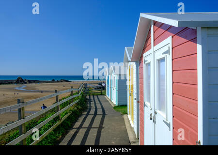 Mehrfarbige Umkleidekabinen am Strand mit Promenade mit Blick auf den Strand an der Bude Cornwall England Stockfoto