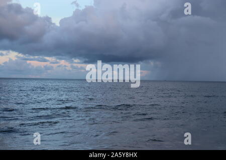 Soft Blue Ocean Wave auf sauberen Sandstrand, Blue Ocean Wave auf sandigen Strand, Sonnenuntergang und Strand - Bild Stockfoto