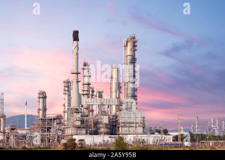 Ölraffinerie Industrie Anlage twilight bei Sonnenuntergang Stockfoto