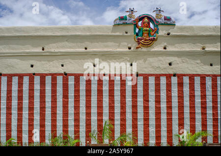 24 Aug Stuck 2009 geschnitzt Hindu vier bewaffneten Gottheit, auf frisch gestrichene Wand von Meenakshi Tempel, Madurai, Tamil Nadu, Indien Stockfoto