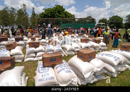 UGANDA, Kitgum, World Food Programme, Verteilung der EU-Beihilfe Mais und USAID Dosen mit Pflanzenöl für interne Vertriebene Flüchtlinge des Bürgerkriegs zwischen LRA und Ugandanian Armee Stockfoto