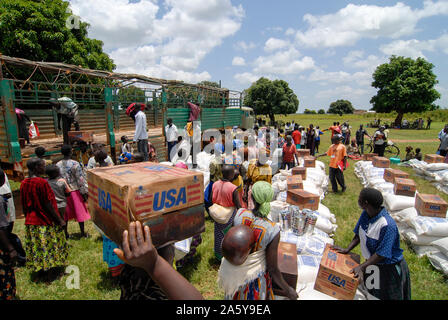 UGANDA, Kitgum, World Food Programme, Verteilung der EU-Beihilfe Mais und USAID Dosen mit Pflanzenöl für interne Vertriebene Flüchtlinge des Bürgerkriegs zwischen LRA und Ugandanian Armee Stockfoto