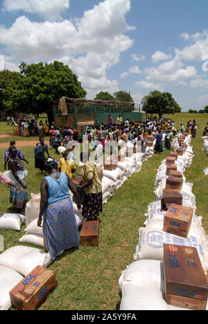 UGANDA, Kitgum, World Food Programme, Verteilung der EU-Beihilfe Mais und USAID Dosen mit Pflanzenöl für interne Vertriebene Flüchtlinge des Bürgerkriegs zwischen LRA und Ugandanian Armee Stockfoto