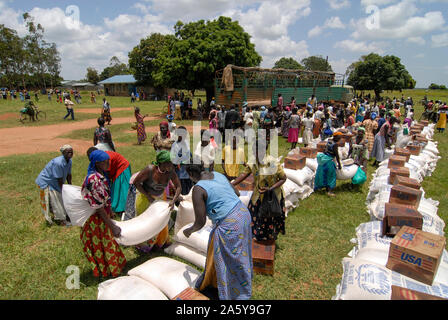 UGANDA, Kitgum, World Food Programme, Verteilung der EU-Beihilfe Mais und USAID Dosen mit Pflanzenöl für interne Vertriebene Flüchtlinge des Bürgerkriegs zwischen LRA und Ugandanian Armee Stockfoto