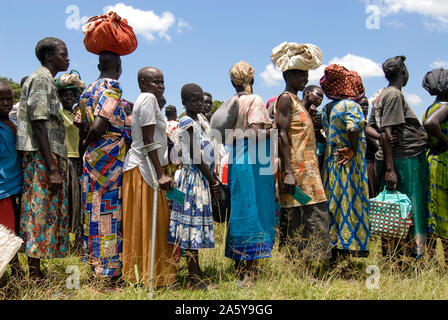 UGANDA, Kitgum, World Food Programme, Menschen cue für die Verteilung von Lebensmittelrationen, intern Vertriebene Flüchtlinge des Bürgerkriegs zwischen LRA und Ugandanian Armee Stockfoto