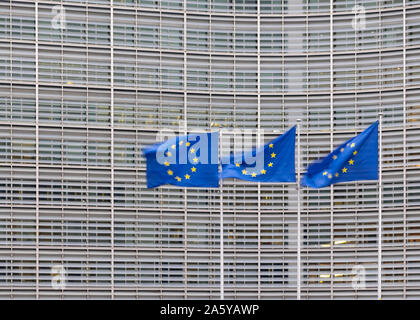 Gebäude der Europäischen Kommission von der Straße in Brüssel, Belgien Mit unkenntlich Leute, Stockfoto