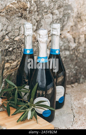 Italien, Venedig, 15. September 2019: Prosecco Flaschen in einer Reihe. Beliebte Italienische alkoholische Getränk. Stockfoto