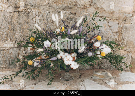 Nahaufnahme von einem Blumenstrauß und ährchen mit Baumwolle in einer Vase in einem rustikalen Stil Stockfoto