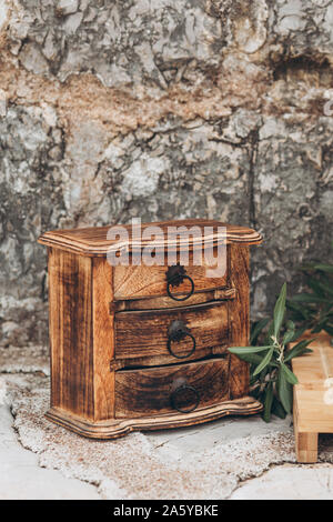 Holzkiste zur Aufbewahrung von Schmuck im rustikalen Stil. Inneneinrichtung Stockfoto