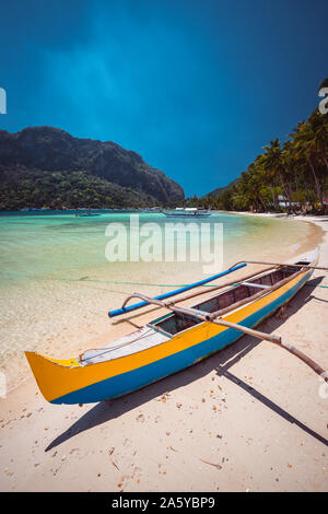 Traditionelle hölzerne banca Boot auf schönen Corong Corong Beach in der Nähe von El Nido Dorf. Sommer exotischen Urlaub und Island Hopping Konzept. Philippinen Stockfoto