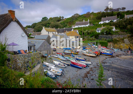 Boote am Hafen Cadgwith Helston Cornwall England Stockfoto