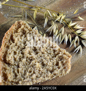 Draufsicht der Hafer Brot. Oat Ähren auf braune Holztisch. Close up quadratische Form Bild. Stockfoto